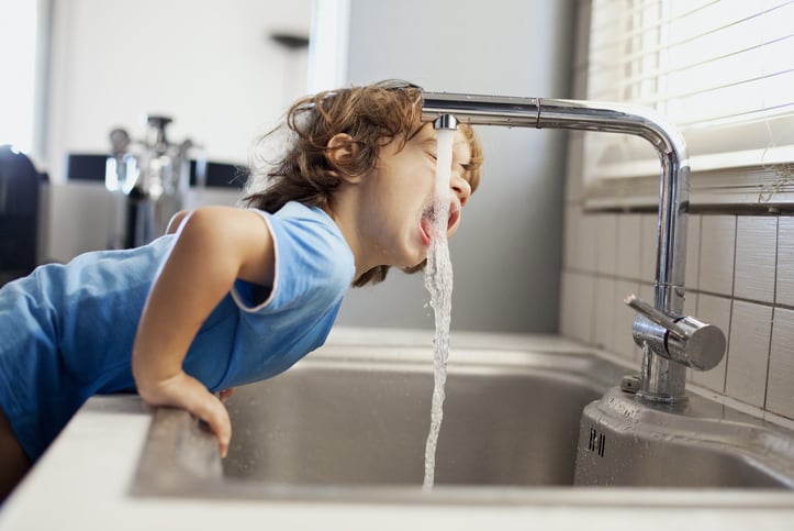dziecko pijące wodę z kranu
